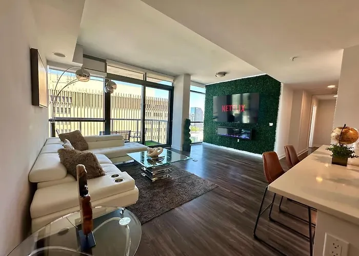 Panoramic Penthouse Views - Two 15Ft Balconies