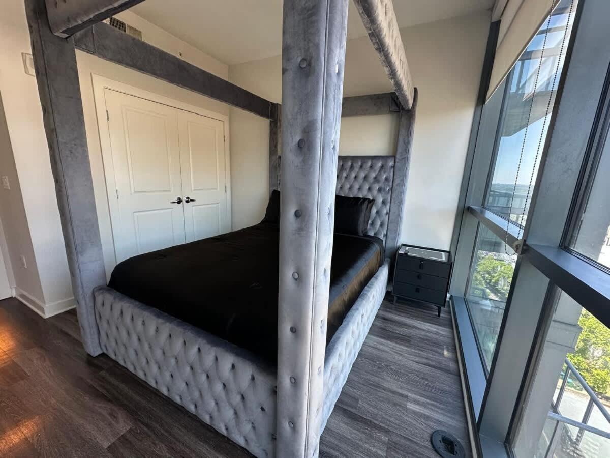 Panoramic Penthouse Views - Two 15ft Balconies Apartment *