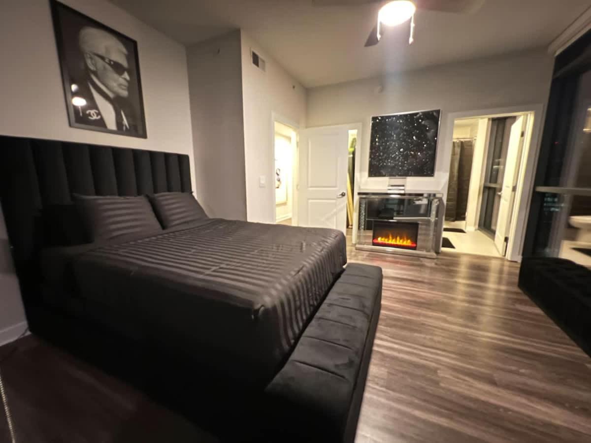 Panoramic Penthouse Views - Two 15ft Balconies Apartment