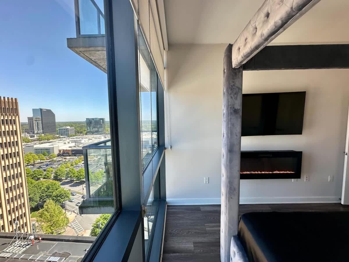 Panoramic Penthouse Views - Two 15ft Balconies Apartment *