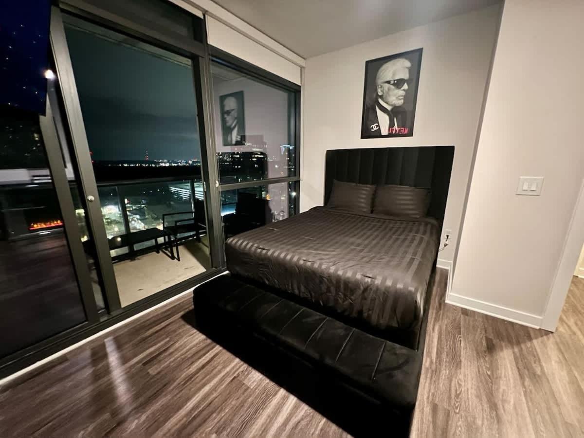 Panoramic Penthouse Views - Two 15ft Balconies Apartment
