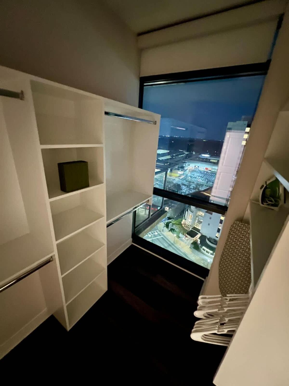 Panoramic Penthouse Views - Two 15ft Balconies Apartment *