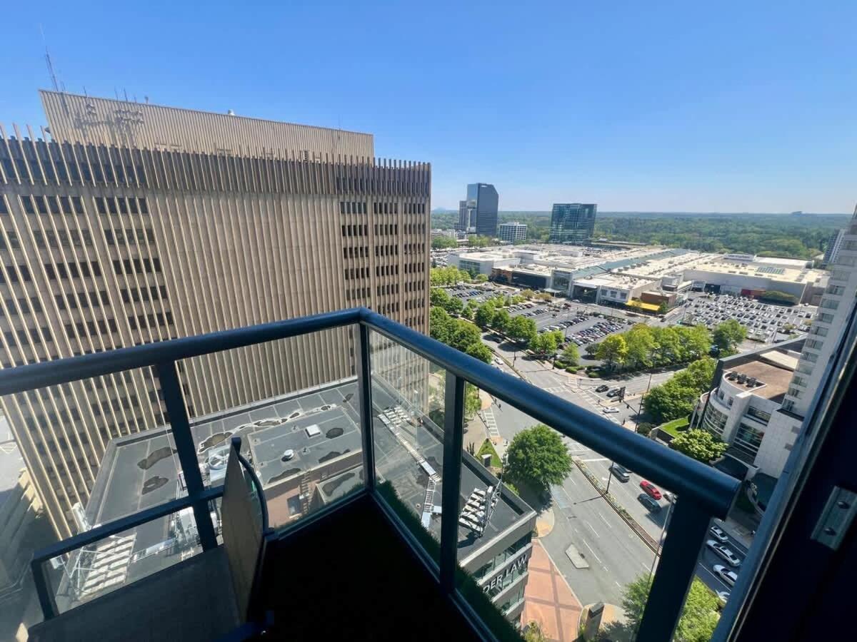 Panoramic Penthouse Views - Two 15ft Balconies Apartment