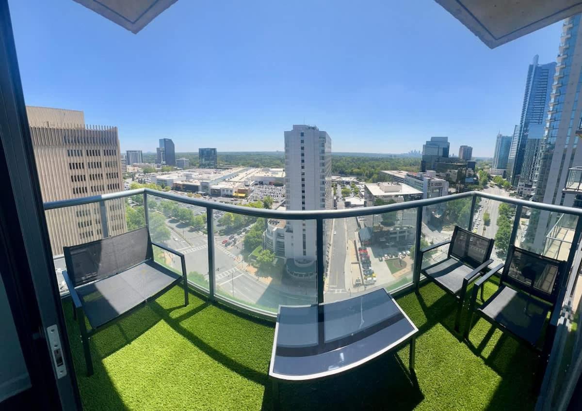 Panoramic Penthouse Views - Two 15ft Balconies