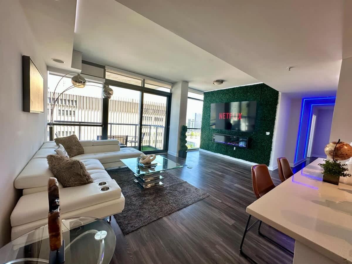 Apartment Panoramic Penthouse Views - Two 15ft Balconies *